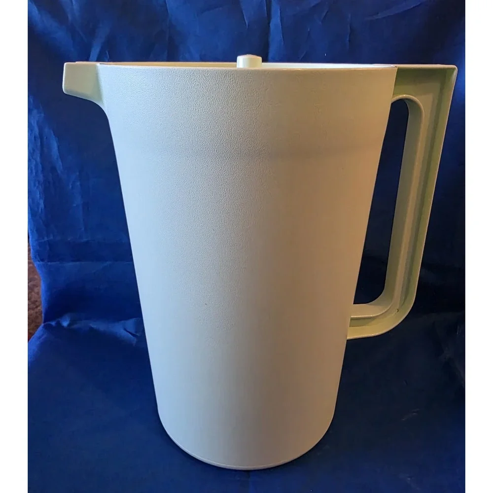 Vintage Rubbermaid 1 Gallon Yellow Drink Beverage Pitcher‎ #1416E-1